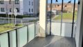 Terrasse mit Markise und Glasabtrennung