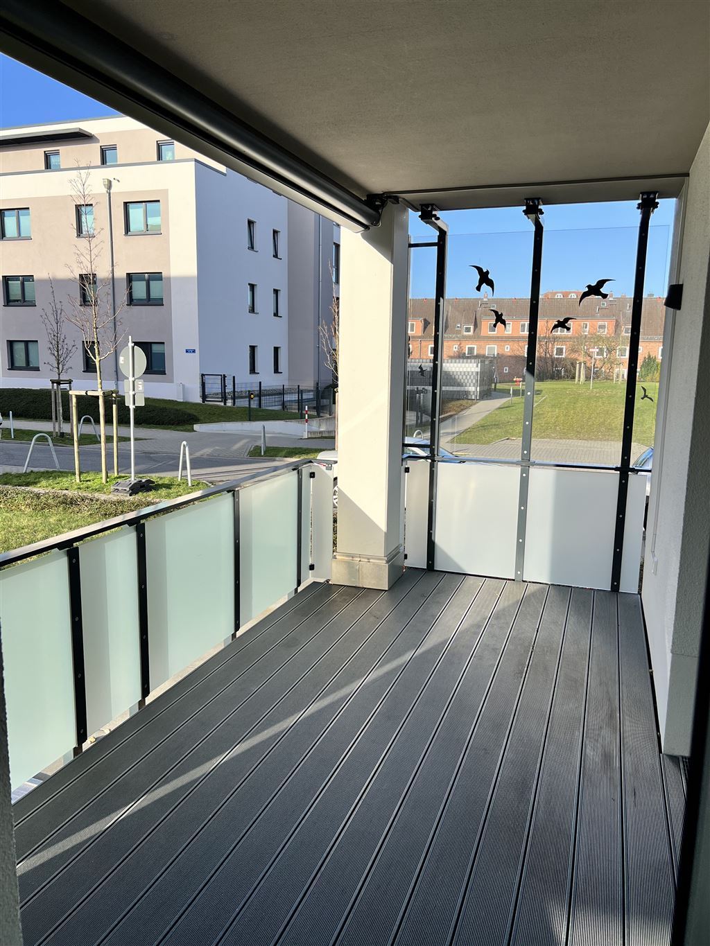 Terrasse mit Markise und Glasabtrennung
