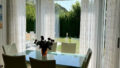 Esstisch mit Blick in den Garten