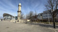 Gebäude mit Leuchtturm und Teepott