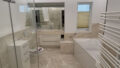 Badezimmer mit Wanne und Dusche